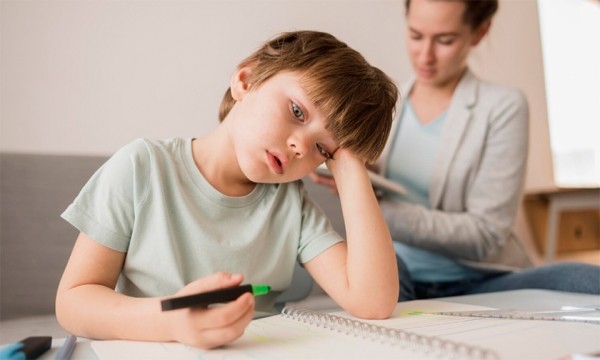 
                        «Сначала сын не делает уроки, а потом сидит над ними до ночи». 5 советов нейропсихолога
                    