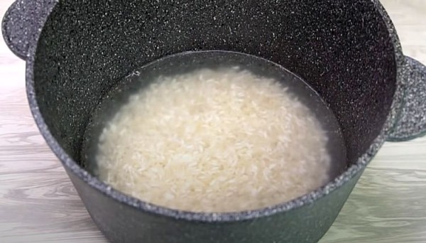 Всегда рассыпчатый рис: предварительно заливаем кипятком и только потом варим