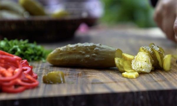 Фаршируем картошку-кумпир как принято в Турции: внутри сыр, соленые огурцы и селедка